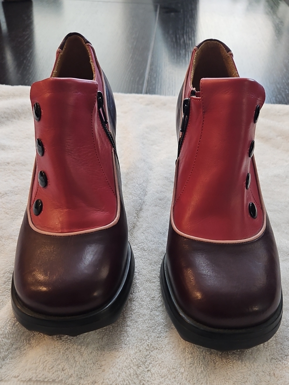 John fluevog Pink & Wine Iconic Bunny Bootie Button Accent Heels Sz 9.5 - Picture 2 of 8